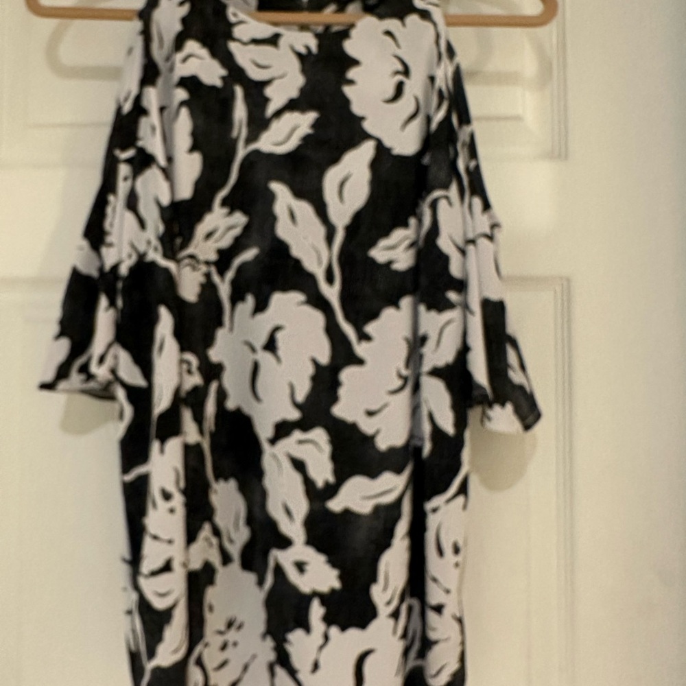Black and white ladies cold shoulder blouse - Picture 4 of 5